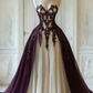 Robe gothique longue en tulle et dentelle noire et blanche à empiècements et manches papillon, modèle NV6172