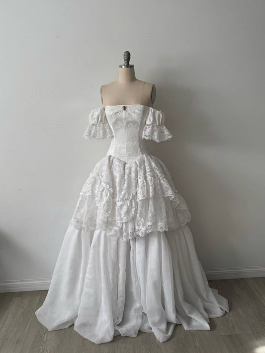 Vintage-Rokoko-Kleid mit schulterfreiem Ausschnitt | Weißes, mehrlagiges Maxi-Ballkleid mit Spitzenkorsett für Hochzeiten, Retro-Mottopartys und luxuriöse Dinnerpartys NV6278