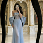 Hellblaues, trägerloses Kristallkleid – 3D-Schulterpartie, drapierte Schleppe, Abend-/Roter-Teppich-/Date-Maxikleid NV6817