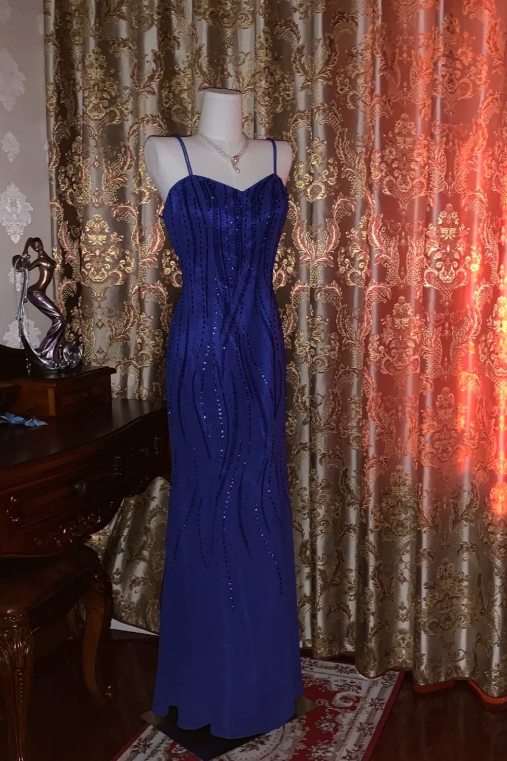 Luxuriöses, schimmerndes, königsblaues, perlenbesetztes Meerjungfrauen-Abendkleid in Bodenlänge – Elegantes Kleid für Dinner und Cocktailparty NV6369
