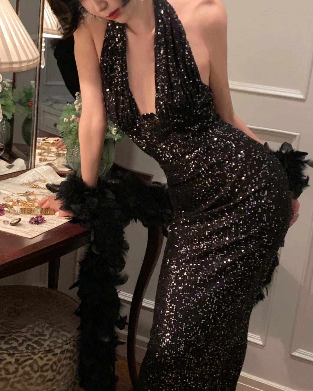 Schwarzes Pailletten-Meerjungfrauenkleid mit Neckholder: Tiefer V-Ausschnitt am Rücken, taillierte Schleppe, hochwertiges Abendkleid NV6411