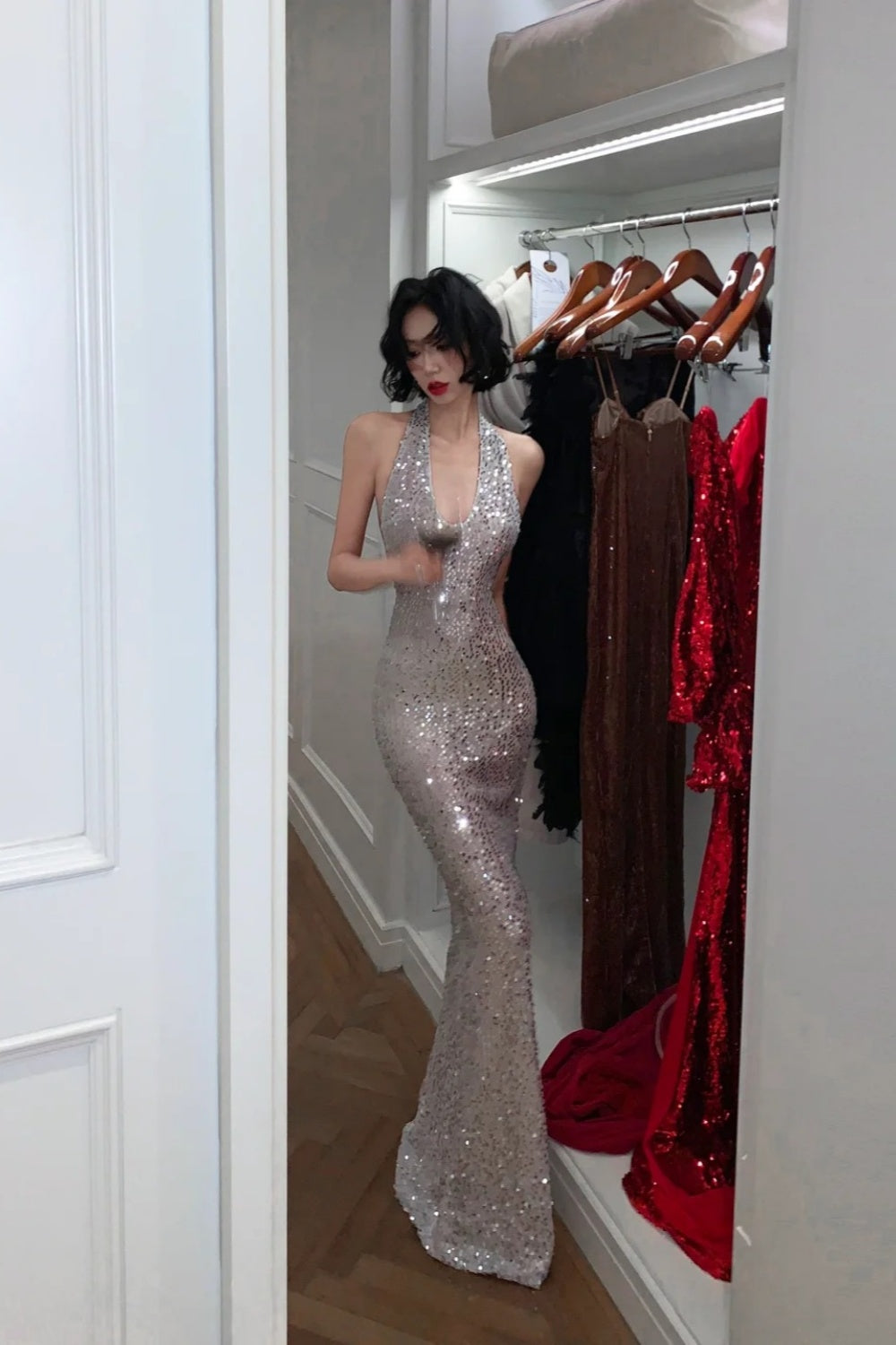 Silbergraues Pailletten-Meerjungfrauenkleid mit Neckholder: Tiefer V-Ausschnitt am Rücken, taillierte Schleppe, festliches Abendkleid NV6410