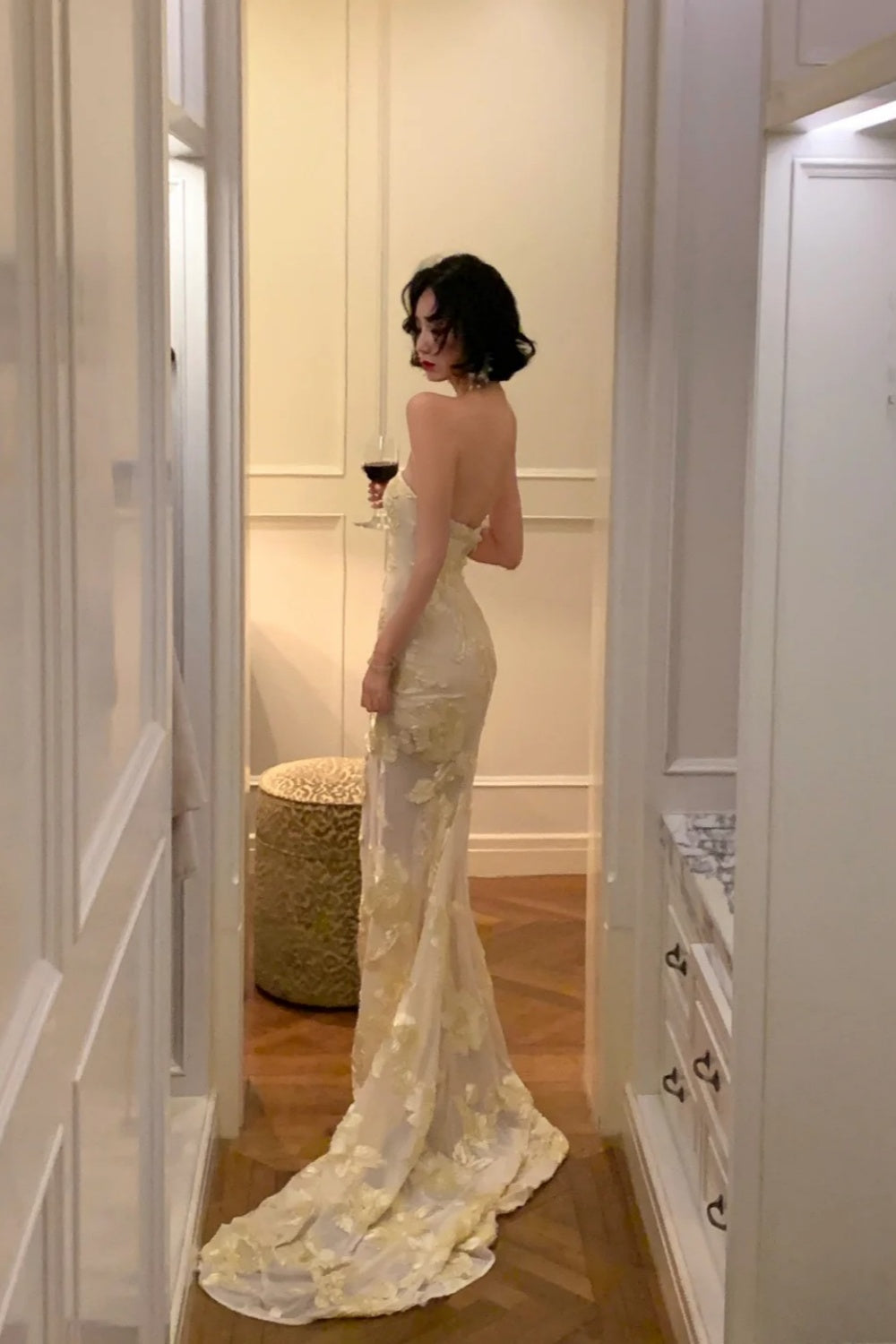 Französisches Diva-Kleid mit Stickerei: Transparenter Tüll, lange Schleppe, exklusives Partykleid NV6415