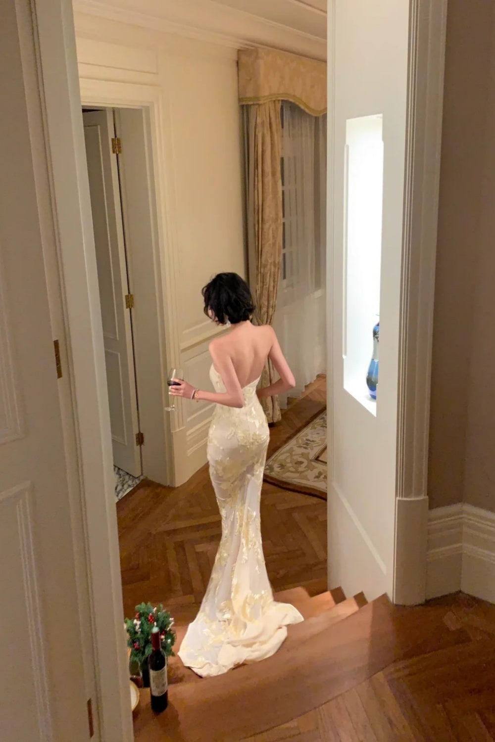 Französisches Diva-Kleid mit Stickerei: Transparenter Tüll, lange Schleppe, exklusives Partykleid NV6415