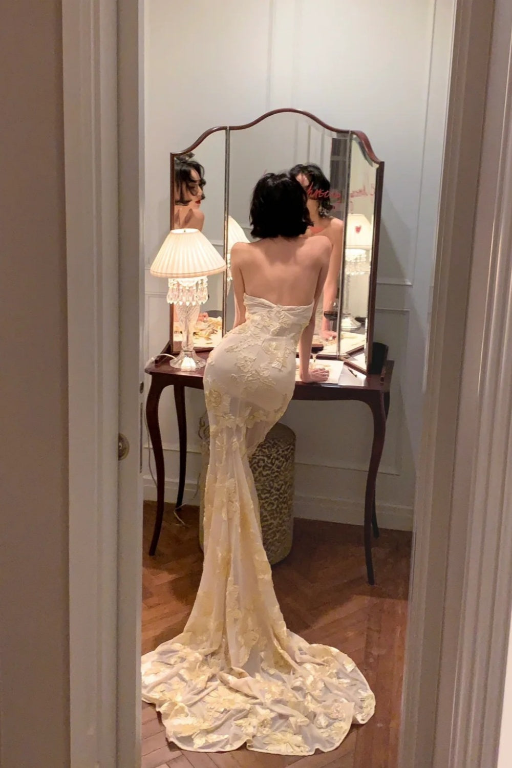 Französisches Diva-Kleid mit Stickerei: Transparenter Tüll, lange Schleppe, exklusives Partykleid NV6415