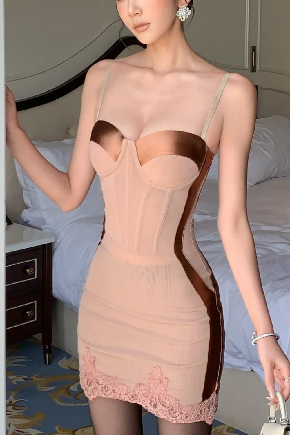Nude-rosa Satin-Camisole-Kleid mit Stäbchen: 3D-Brustpolster, Spitzenbesatz, Pure Desire Hot Girl Bodycon-Kleid NV6406