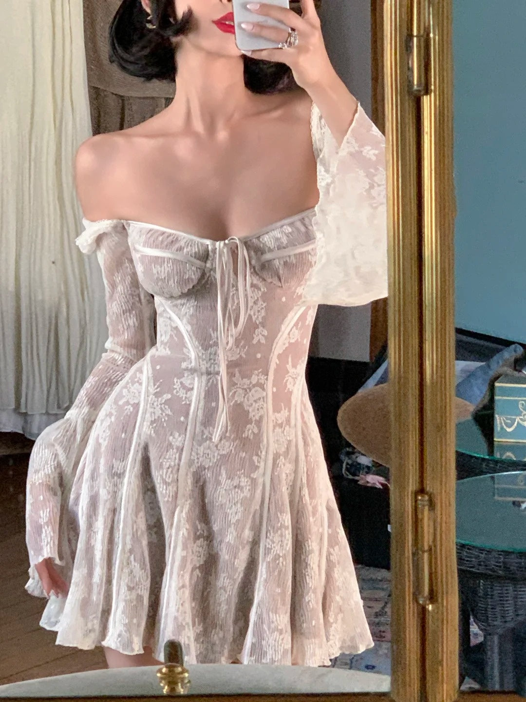 Retro-Minikleid aus schwarzer/beiger Spitze mit Carmen-Ausschnitt: Schnürung an der Taille, transparente lange Ärmel, märchenhaftes Partykleid NV6417