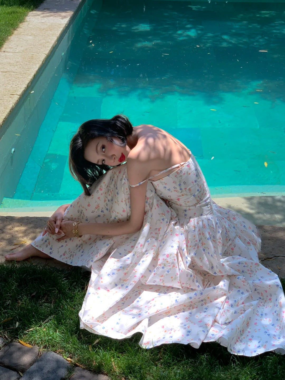 Französisches Maxikleid mit Blumenmuster: Taillierter, ausgestellter Rock, dünne Träger, märchenhaftes Resortkleid NV6416