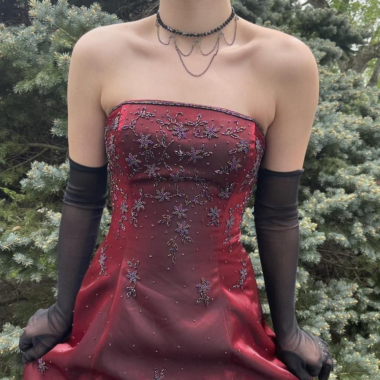 NiceVestidos-Burgunderfarbenes, ärmelloses, bodenlanges Gothic-Kleid aus Satin mit Perlenbesatz, NV6178