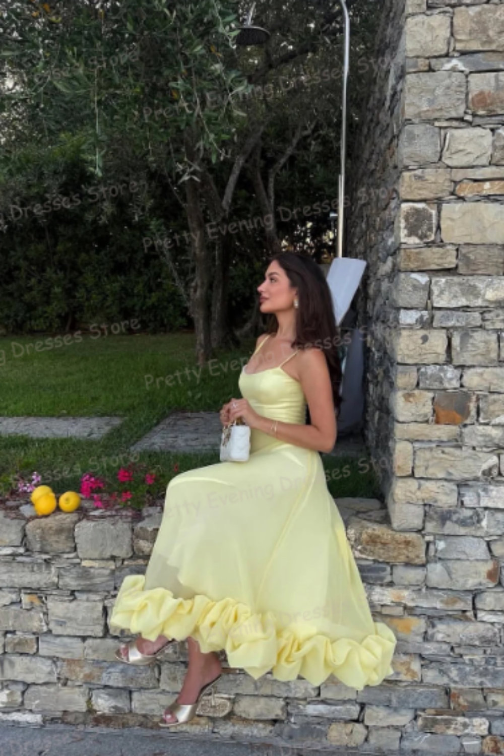 NiceVestidos – Hellgelbes, elegantes französisches Midi-Kleid mit Spaghettiträgern und Rüschensaum, ideal für Partys und Abendveranstaltungen (NV5902)