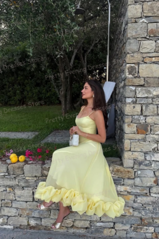 NiceVestidos – Hellgelbes, elegantes französisches Midi-Kleid mit Spaghettiträgern und Rüschensaum, ideal für Partys und Abendveranstaltungen (NV5902)