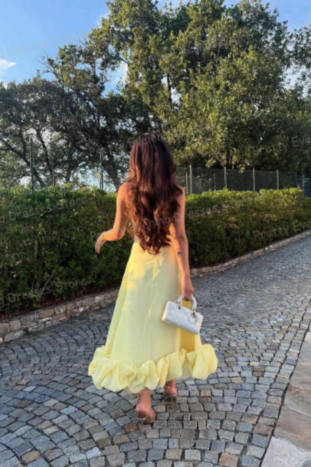 NiceVestidos – Hellgelbes, elegantes französisches Midi-Kleid mit Spaghettiträgern und Rüschensaum, ideal für Partys und Abendveranstaltungen (NV5902)