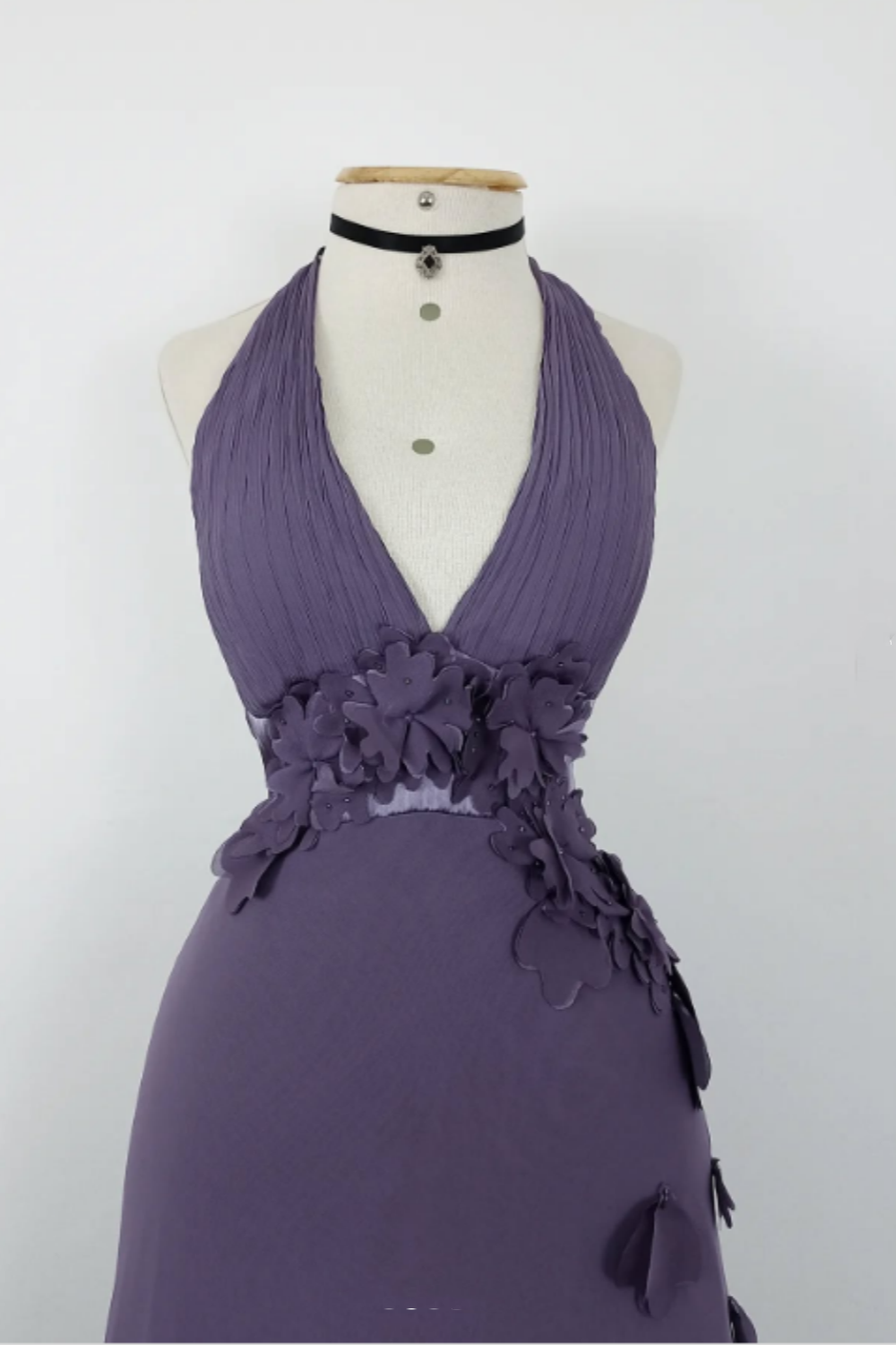 NiceVestidos – Vintage Lavendel-Lila 3D-Blumen-Halterkleid mit tiefem V-Ausschnitt, asymmetrischen Rüschen und Rüschen NV5908