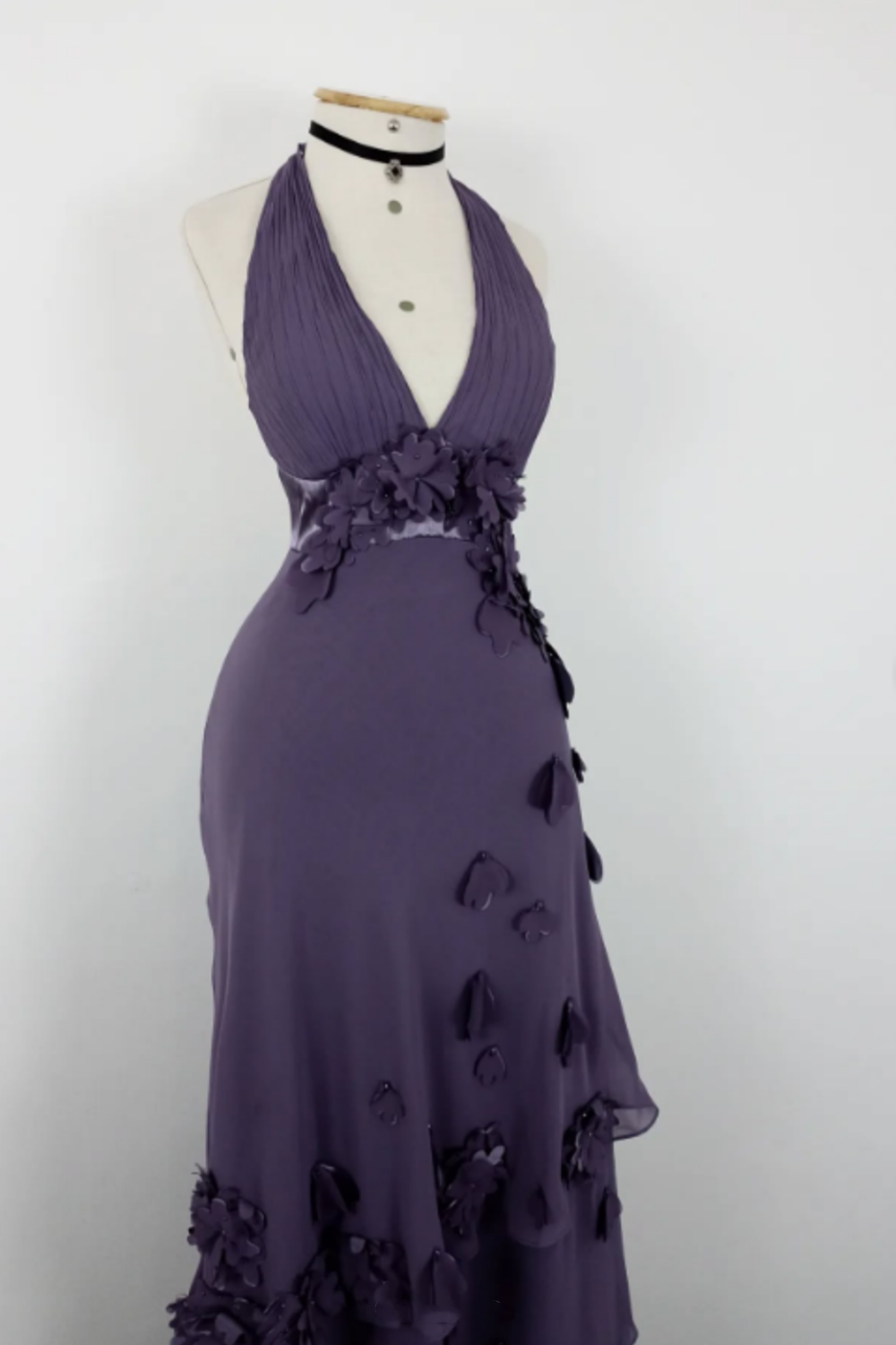 NiceVestidos – Vintage Lavendel-Lila 3D-Blumen-Halterkleid mit tiefem V-Ausschnitt, asymmetrischen Rüschen und Rüschen NV5908