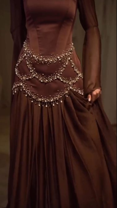 Elegantes, dunkelbraunes Satin-Abendkleid im Retro-Luxus-Stil mit Perlenbesatz, eckigem Ausschnitt und langen Ärmeln – perfekt für Dinner und roten Teppich (NV6381)