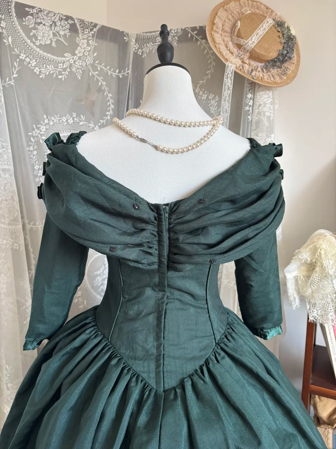 Viktorianisches Ballkleid im Retro-Stil, dunkelgrün, schulterfrei, mit Puffärmeln – Mottoball- und Cosplay-Kleid NV6364