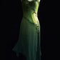 Vintage, sommergrünes, langes Abendkleid mit Weinrebenbesatz und exquisiter Perlenstickerei (NV6608)