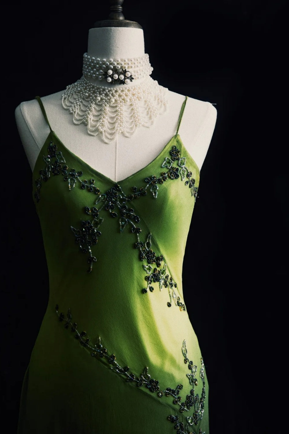 Vintage, sommergrünes, langes Abendkleid mit Weinrebenbesatz und exquisiter Perlenstickerei (NV6608)