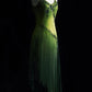 Vintage, sommergrünes, langes Abendkleid mit Weinrebenbesatz und exquisiter Perlenstickerei (NV6608)