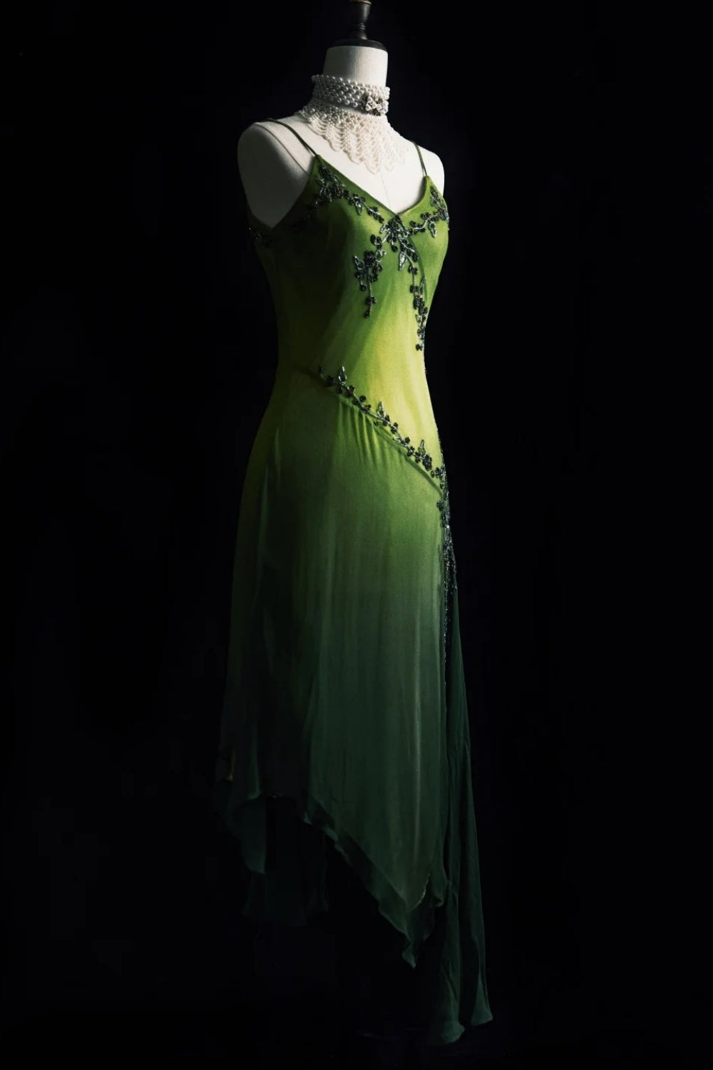 Vintage, sommergrünes, langes Abendkleid mit Weinrebenbesatz und exquisiter Perlenstickerei (NV6608)