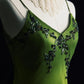 Vintage, sommergrünes, langes Abendkleid mit Weinrebenbesatz und exquisiter Perlenstickerei (NV6608)