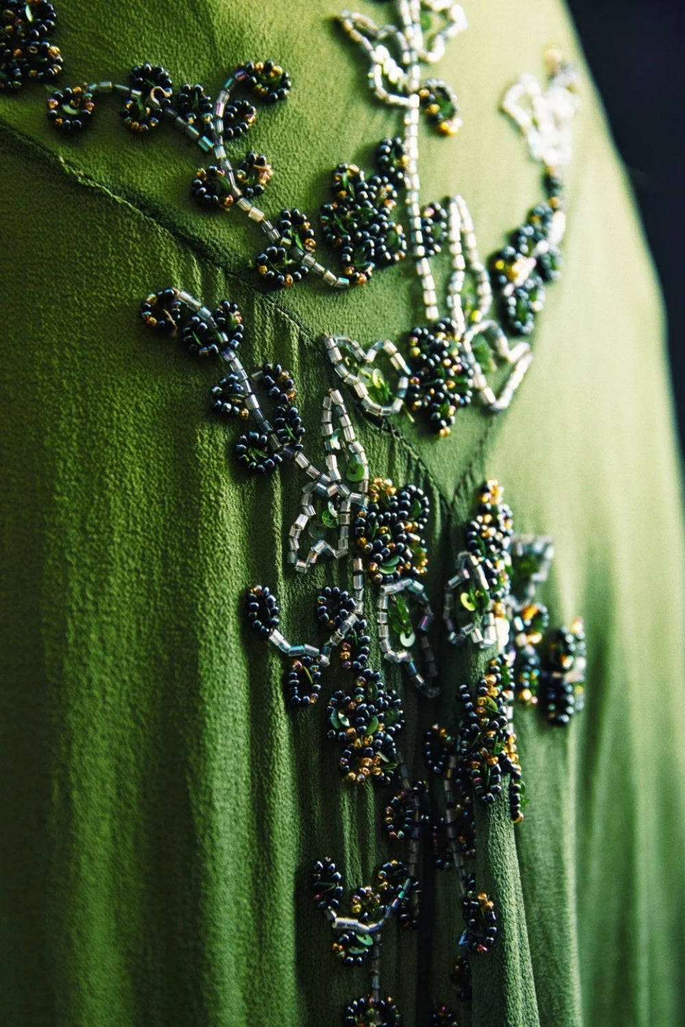 Vintage, sommergrünes, langes Abendkleid mit Weinrebenbesatz und exquisiter Perlenstickerei (NV6608)
