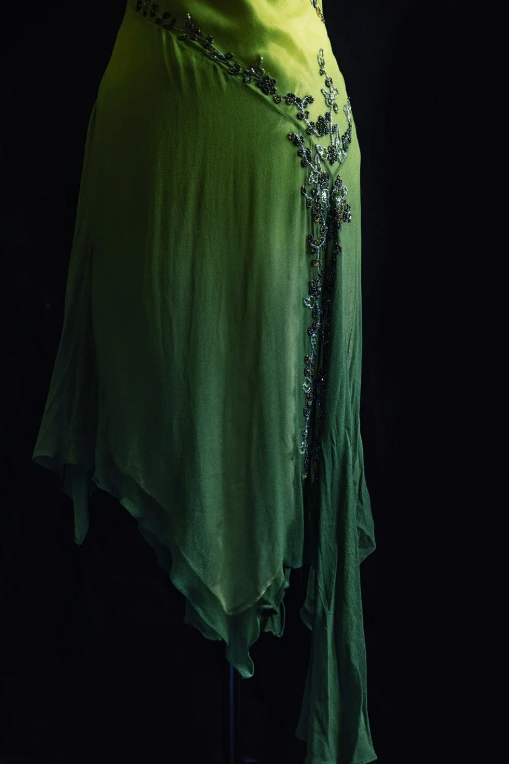 Vintage, sommergrünes, langes Abendkleid mit Weinrebenbesatz und exquisiter Perlenstickerei (NV6608)