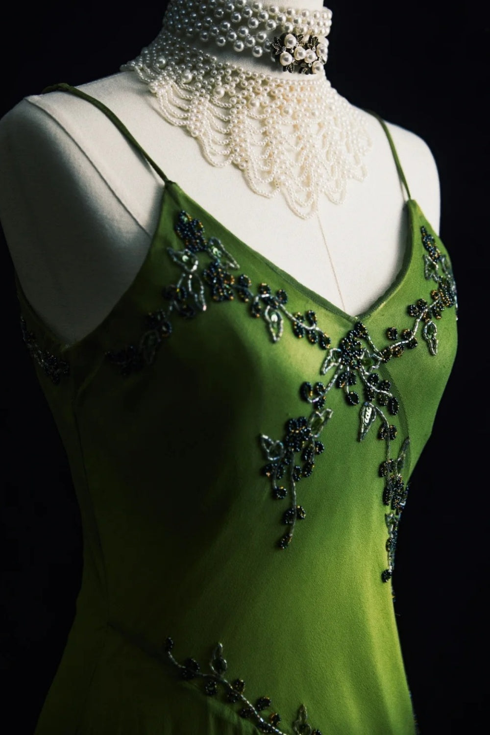 Vintage, sommergrünes, langes Abendkleid mit Weinrebenbesatz und exquisiter Perlenstickerei (NV6608)