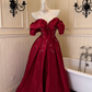 Retro-Abendkleid in Burgunderrot – Schulterfreies Maxikleid mit Puffärmeln, Perlenbesatz und floraler Schleppe, NV6825