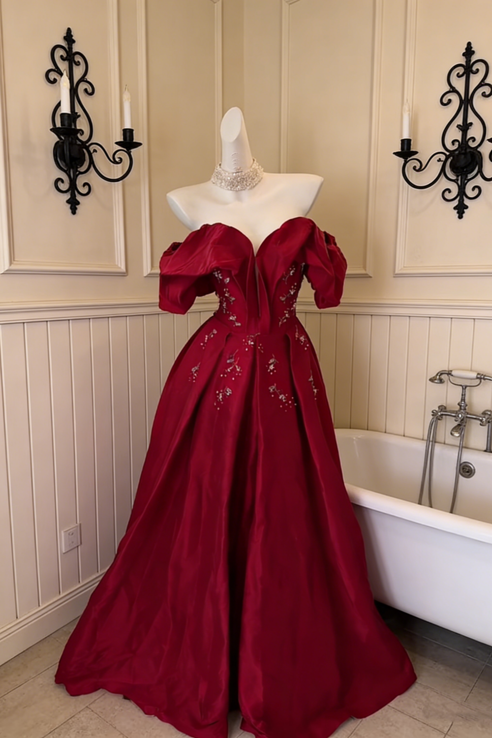 Retro-Abendkleid in Burgunderrot – Schulterfreies Maxikleid mit Puffärmeln, Perlenbesatz und floraler Schleppe, NV6825