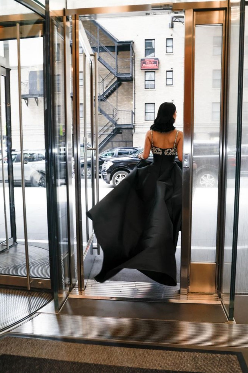 Luxuriöses, perlenbesetztes Abendkleid im Palaststil mit Spaghettiträgern | Schwarzes Satin-Maxikleid mit Schleppe für Galas, Preisverleihungen und exklusive gesellschaftliche Anlässe NV6270