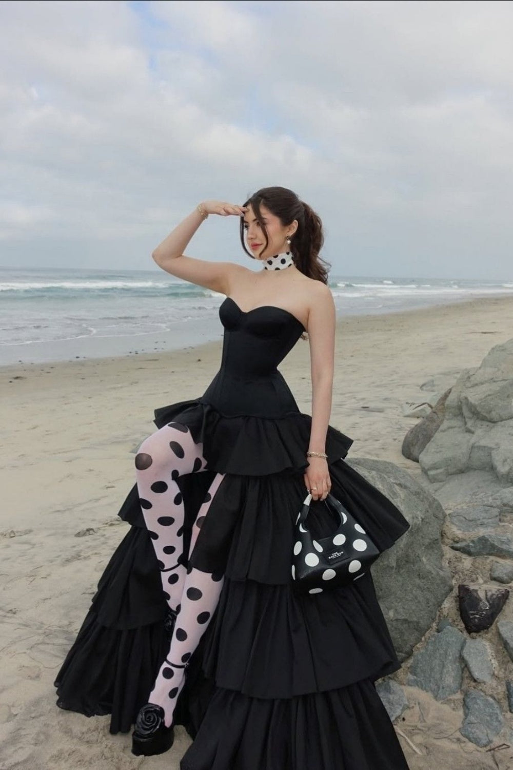 Luxuriöses, perlenbesetztes Abendkleid im Palaststil mit Spaghettiträgern | Schwarzes Satin-Maxikleid mit Schleppe für Galas, Preisverleihungen und exklusive gesellschaftliche Anlässe NV6271