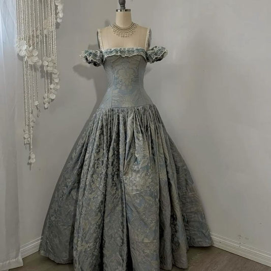 Nebelblaues Brokat-Ballkleid mit schulterfreiem Schnitt, tailliert, NV6242