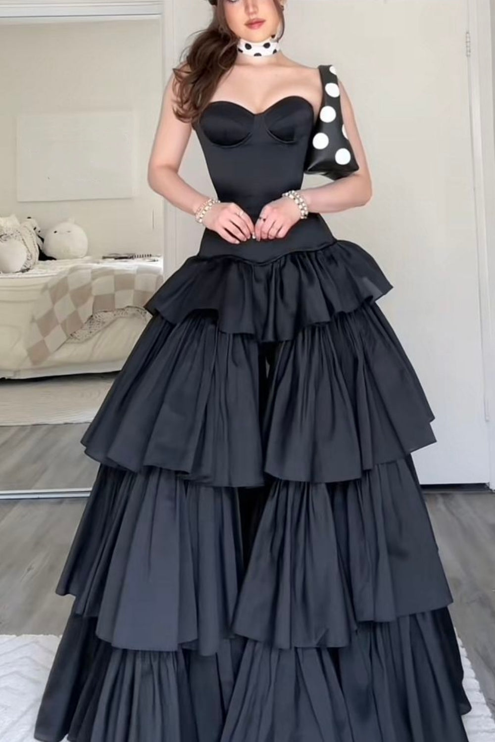 Luxuriöses, perlenbesetztes Abendkleid im Palaststil mit Spaghettiträgern | Schwarzes Satin-Maxikleid mit Schleppe für Galas, Preisverleihungen und exklusive gesellschaftliche Anlässe NV6271