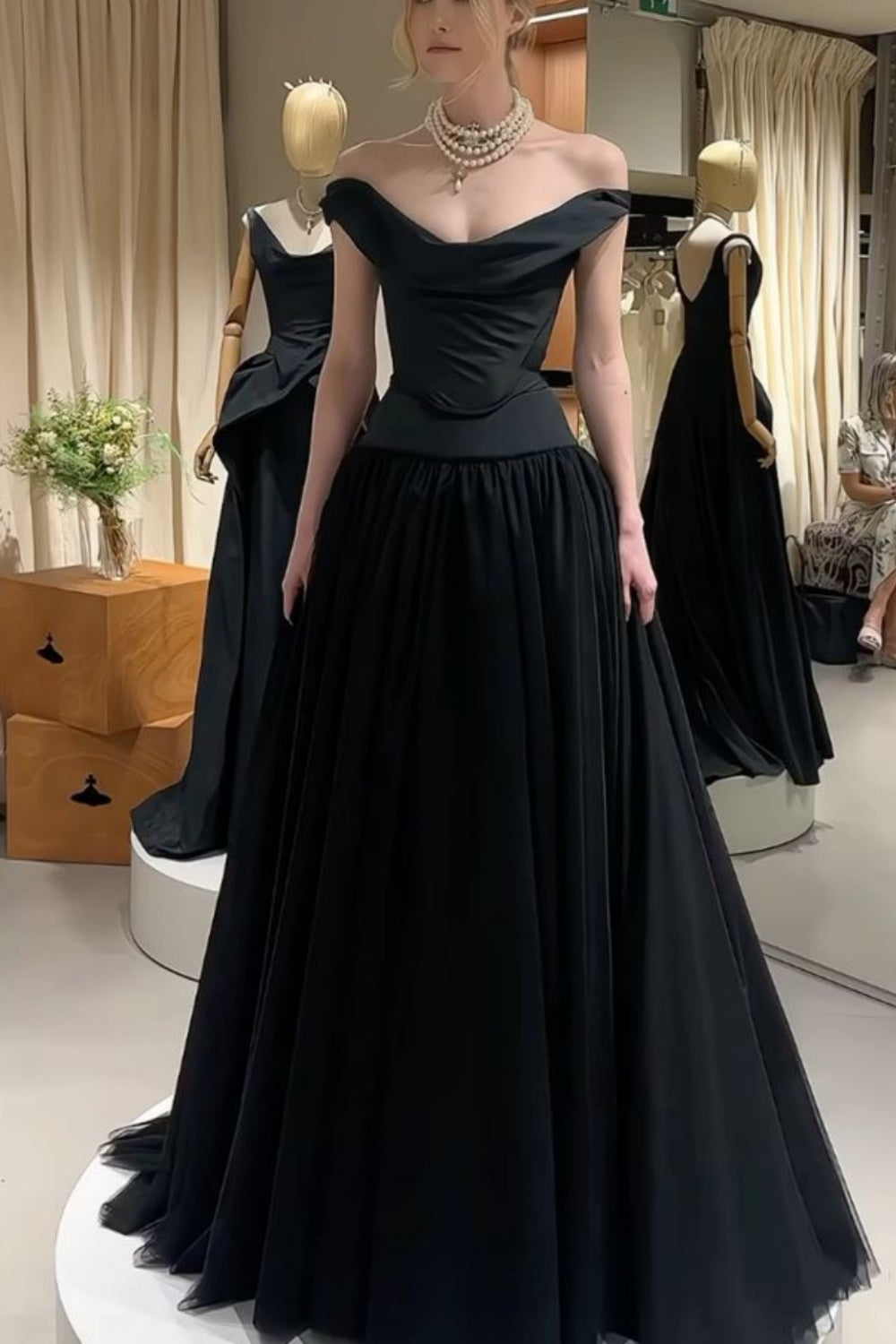 Schwarzes Ballkleid aus Satin mit schulterfreiem Ausschnitt NV6313