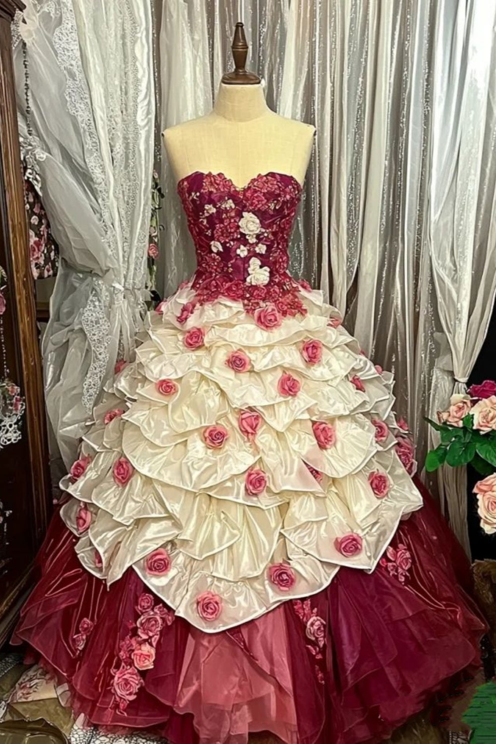 Burgunderrotes und cremefarbenes Ballkleid mit kontrastierenden Rosen: Bandeau-Ausschnitt, 3D-Blumenbesatz, romantisches Abend-Maxikleid NV6437