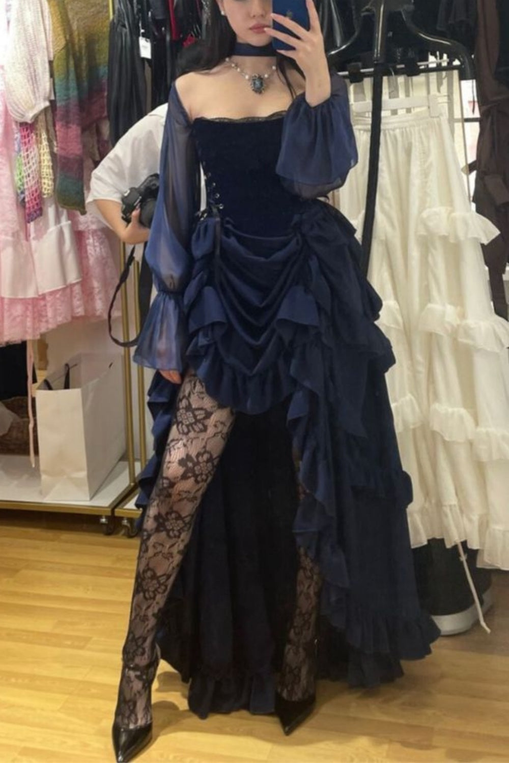 NiceVestidos-Marineblaues Samtkleid im Gothic-Stil mit asymmetrischem Lagenrock und Rüschen NV6214