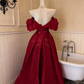 Retro-Abendkleid in Burgunderrot – Schulterfreies Maxikleid mit Puffärmeln, Perlenbesatz und floraler Schleppe, NV6825