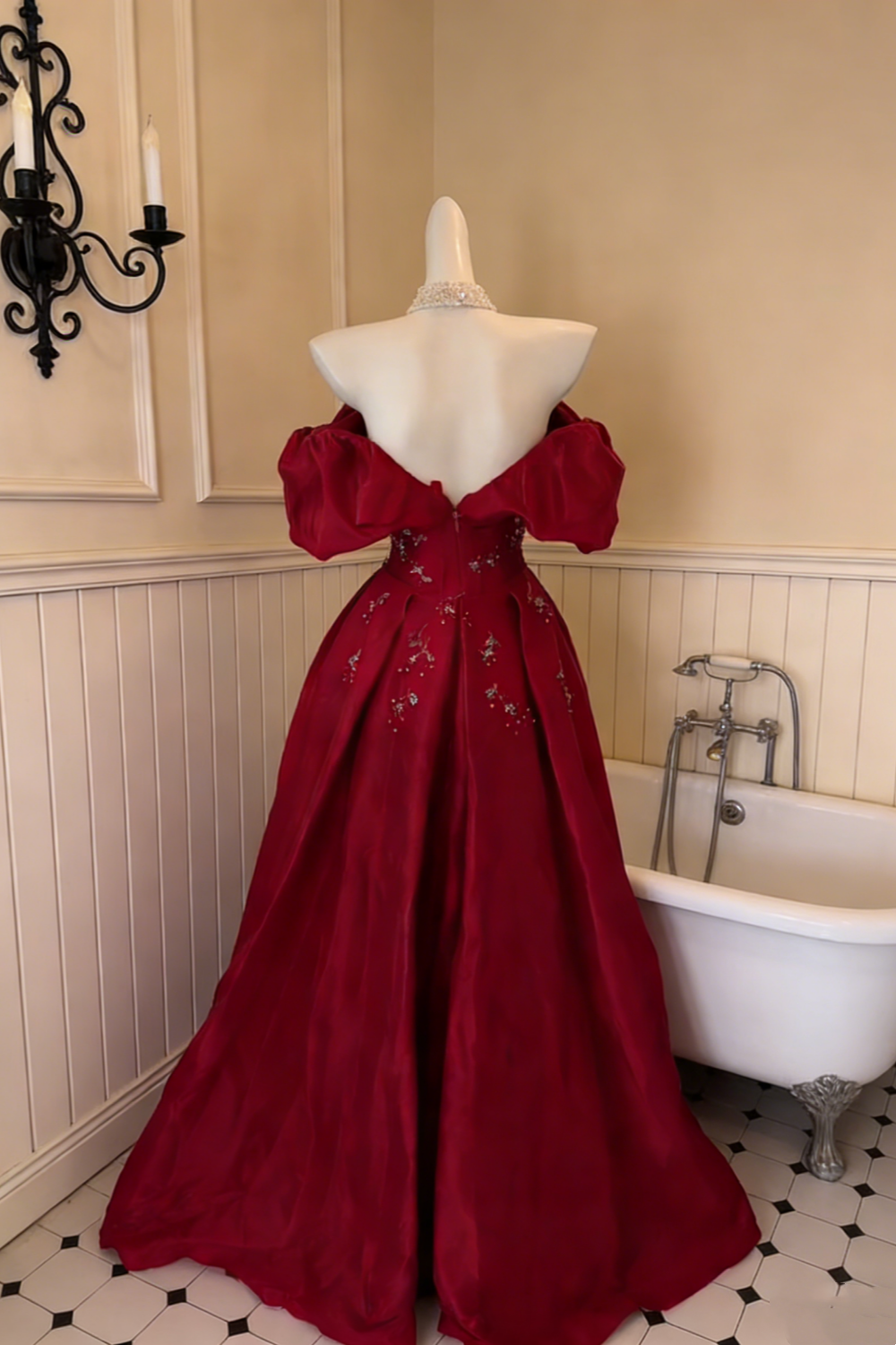Retro-Abendkleid in Burgunderrot – Schulterfreies Maxikleid mit Puffärmeln, Perlenbesatz und floraler Schleppe, NV6825