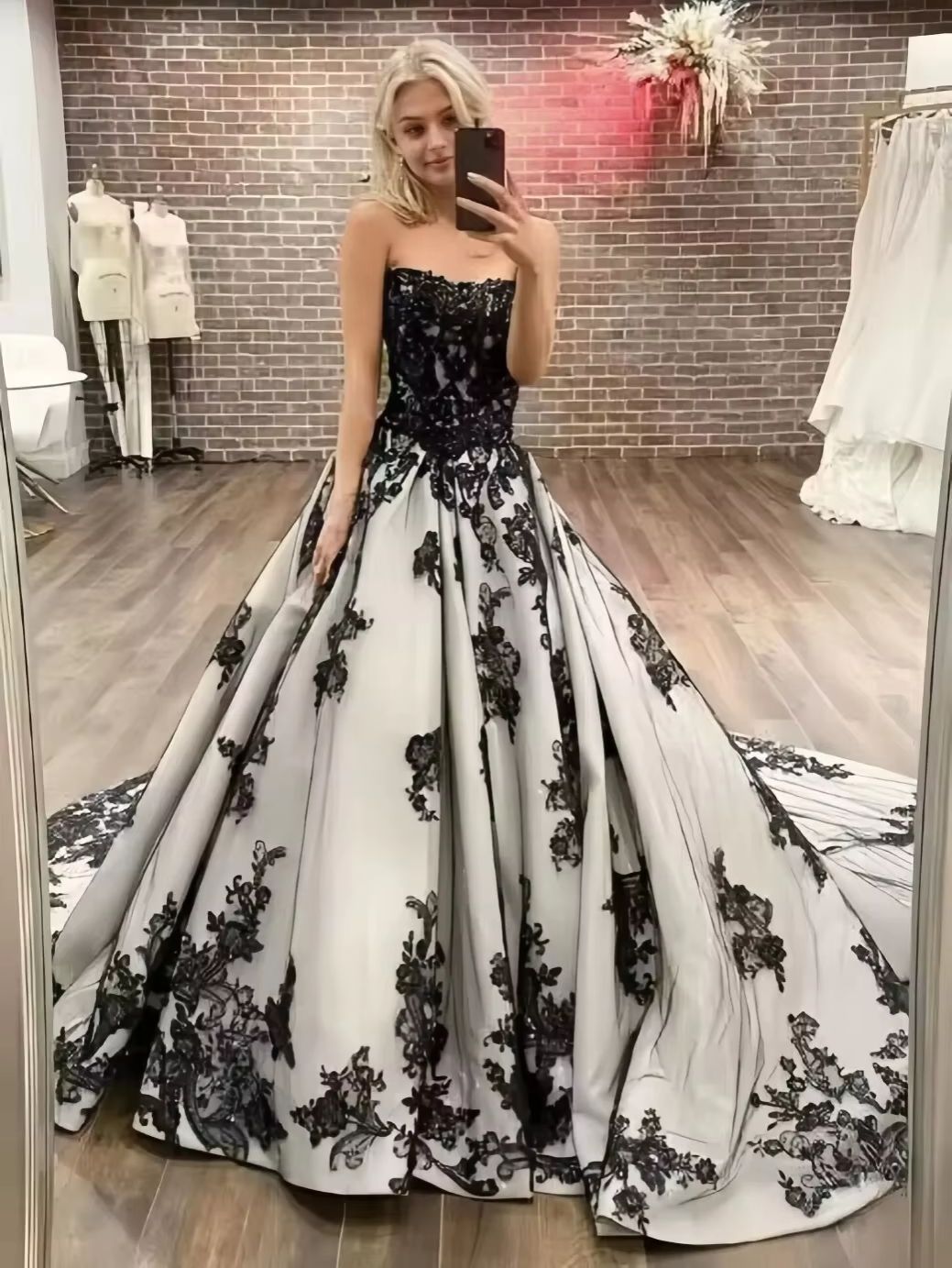 Schwarzes und weißes, trägerloses Ballkleid im Court-Stil aus Spitze mit Schleppe – Hochwertiges Zeremonienkleid NV6334