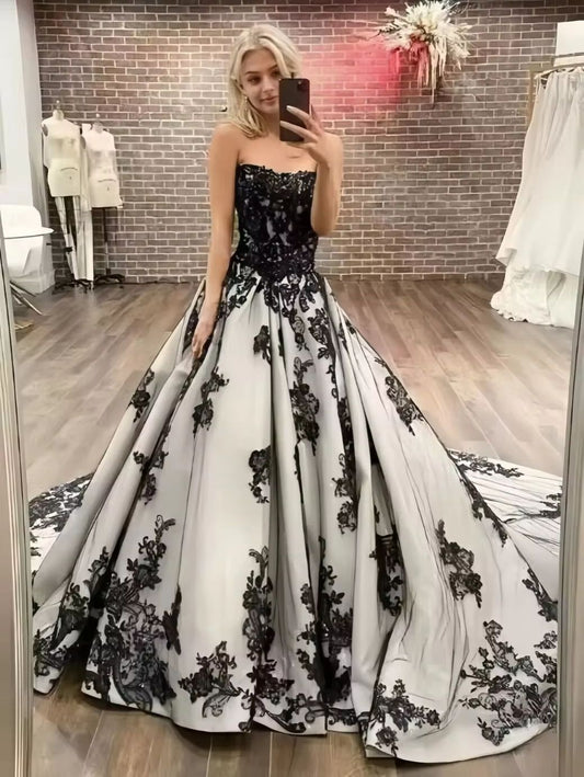 Schwarzes und weißes, trägerloses Ballkleid im Court-Stil aus Spitze mit Schleppe – Hochwertiges Zeremonienkleid NV6334