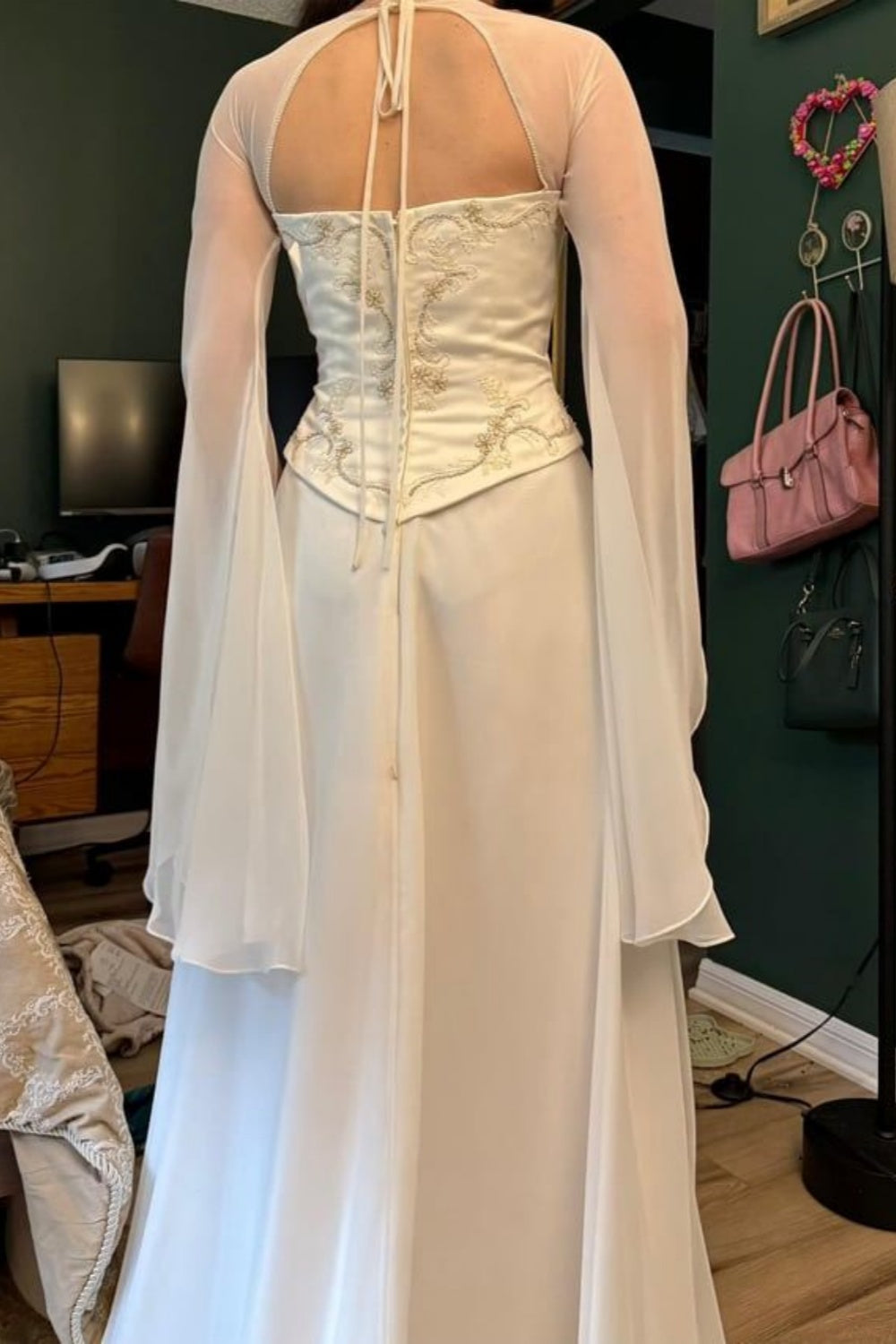 Elegantes, cremefarbenes Satin-Kleid im Retro-Stil mit Stickerei und Neckholder – Kleid für Hochzeitsfeiern und Dinnerpartys NV6388