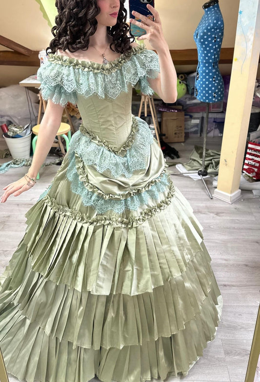 Viktorianisches hellgrünes Ballkleid aus Satin und Spitze mit schulterfreiem Ausschnitt – Retro-Teepartykleid NV6391