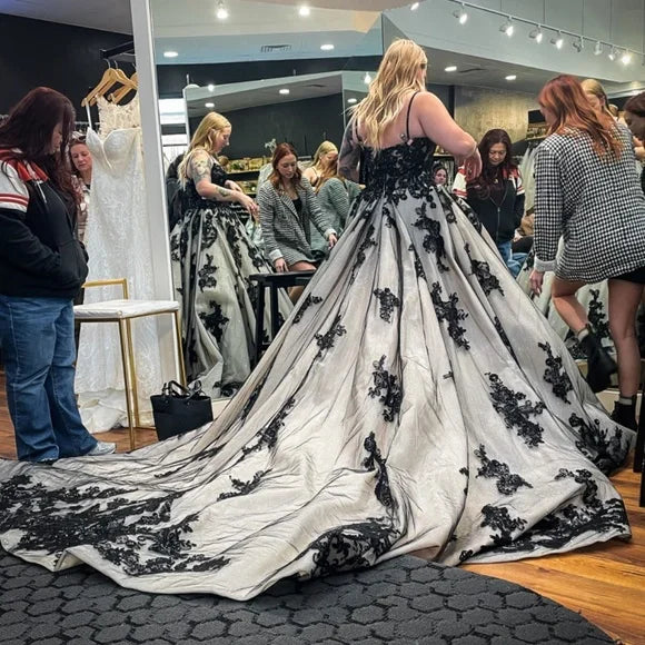 Dunkelgrau-schwarzes Spitzenkleid mit Farbverlauf | Glitzerndes Tüll-Abendkleid mit Schleppe, trägerlos/mit Spaghettiträgern, atemberaubendes Abendkleid NV6323