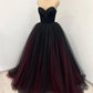 Ärmelloses, schwarz-rotes Tüllkleid mit Farbverlauf | Luxuriöses, glamouröses Cape-Kleid mit Perlenbesatz und ohne Schleppe für Galabälle NV6298