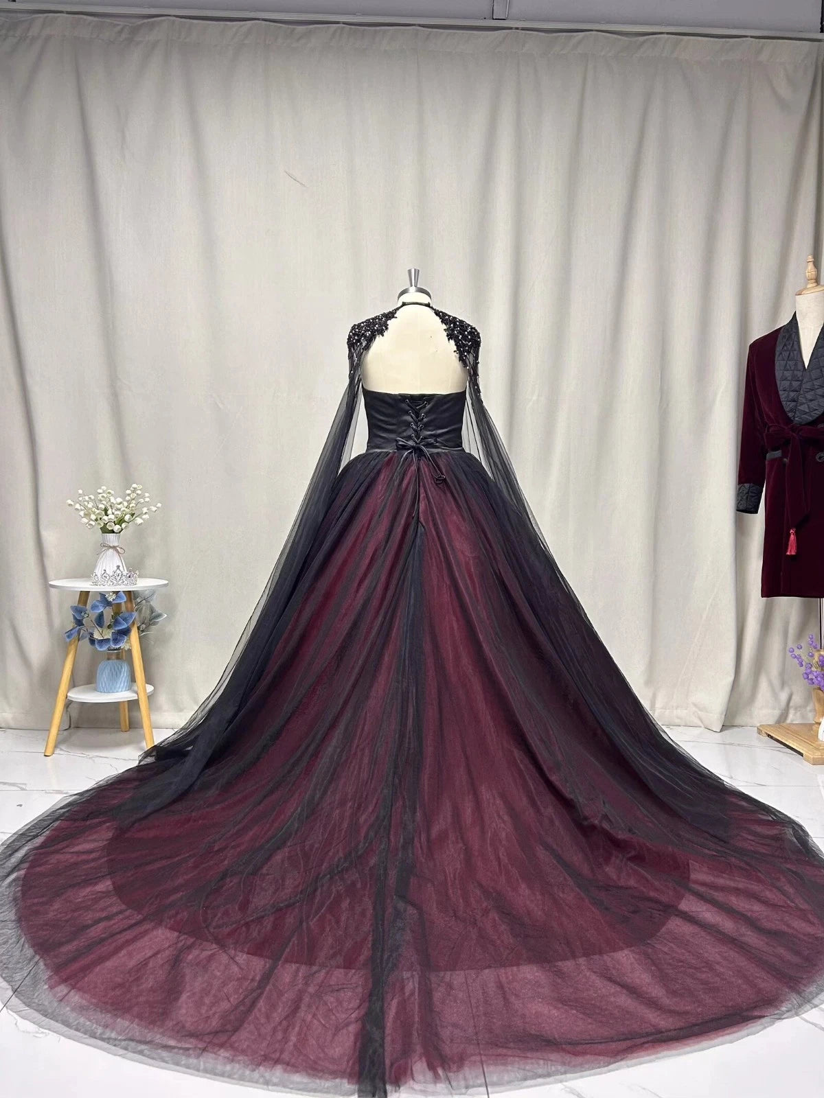 Ärmelloses, schwarz-rotes Tüllkleid mit Farbverlauf | Luxuriöses, glamouröses Cape-Kleid mit Perlenbesatz und ohne Schleppe für Galabälle NV6298