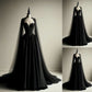 Schwarzes Abendkleid im düsteren Gothic-Stil mit Cape und Schleppe aus Satin und Spitze – Hexen-Thema-Dinner- und Cosplay-Kleid NV6378