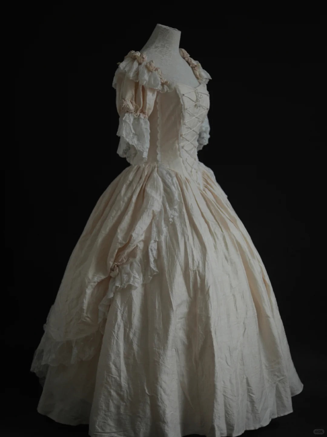 Vintage-Ballkleid im viktorianischen Stil aus cremefarbener Seide mit Rosenmuster – Antike Kollektion &amp; Themenballkleid NV6373