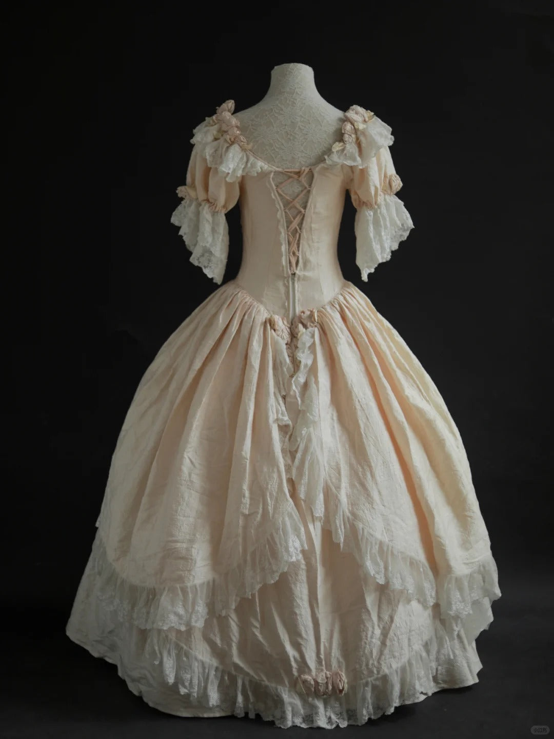 Vintage-Ballkleid im viktorianischen Stil aus cremefarbener Seide mit Rosenmuster – Antike Kollektion &amp; Themenballkleid NV6373