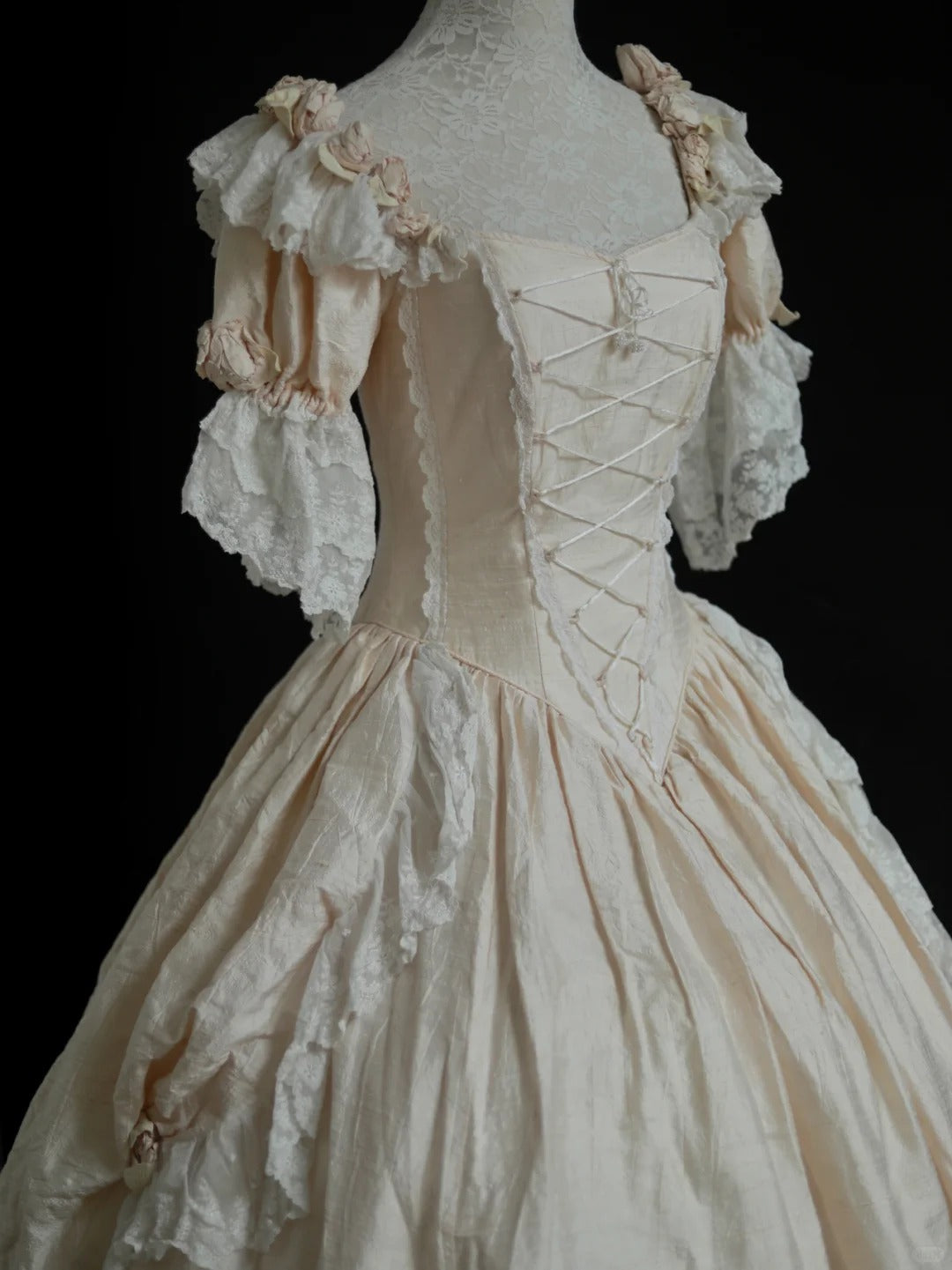 Vintage-Ballkleid im viktorianischen Stil aus cremefarbener Seide mit Rosenmuster – Antike Kollektion &amp; Themenballkleid NV6373